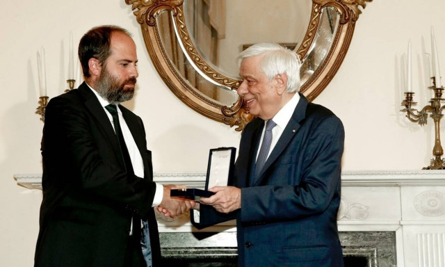 Το παράσημο του Ταξιάρχη του Φοίνικος απέδωσε στον Φρίξο Παπαχρηστίδη ο Πρόεδρος της Δημοκρατίας
