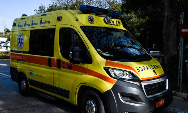 Κρήτη: Βρέθηκε με αίματα στο δρόμο - Συναγερμός στο ΕΚΑΒ