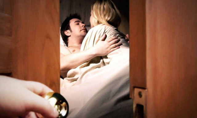 Χαμός: Έπιασε το σύντροφό της με άλλη - Η συνέχεια «πάγωσε» τους πάντες