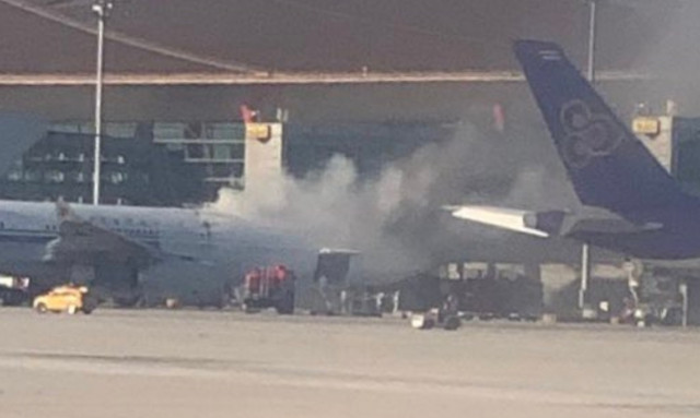 Αεροπλάνο τυλίγεται στις φλόγες πριν απογειωθεί (video)