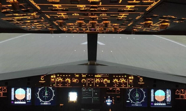 Τρόμος στον αέρα: Πιλότος λιποθύμησε εν ώρα πτήσης - Δείτε τι συνέβη (vid)