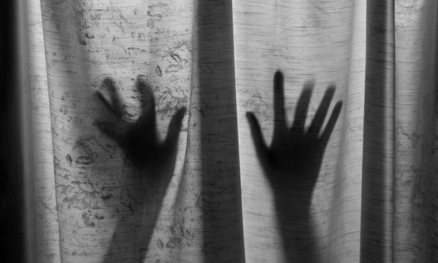 ΣΟΚ: Βίασαν πασίγνωστο Έλληνα παρουσιαστή στις Σπέτσες