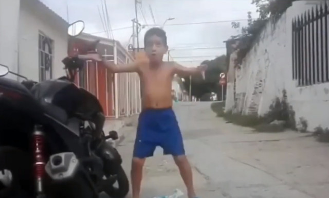 Ξεκαρδιστικό video: Πιτσιρικάς χορεύει με τον... συναγερμό!