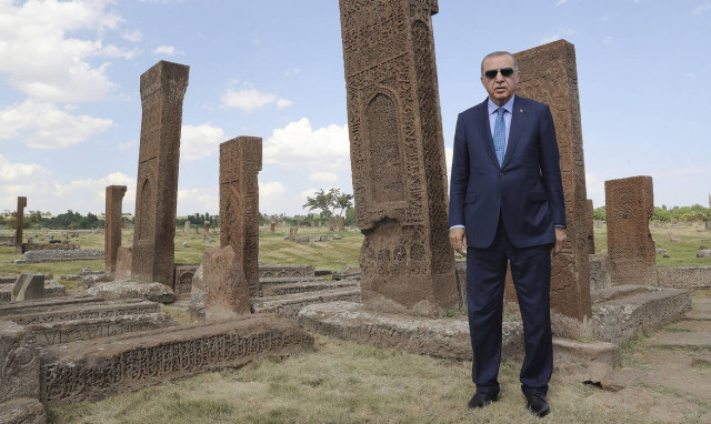 Νέα πρόκληση από τον Ερντογάν: Στήνει πλατφόρμες εξόρυξης στην κυπριακή ΑΟΖ