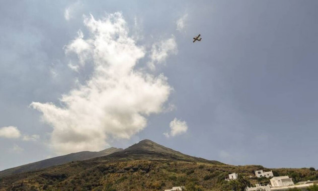 Ιταλία: Βρυχάται και πάλι το ηφαίστειο στο Στρόμπολι - Νέα έκρηξη μπροστά σε έντρομους τουρίστες