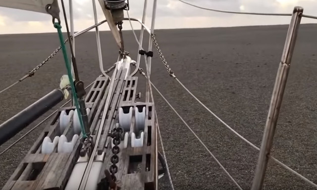 Πλοίο ταξιδεύει πάνω σε... λάβα - Video που «κόβει» την ανάσα