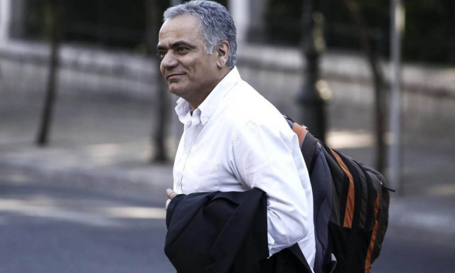 Όλος ο κόσμος «αγωνιά» για το αν θα μείνει γραμματέας ο Σκουρλέτης 