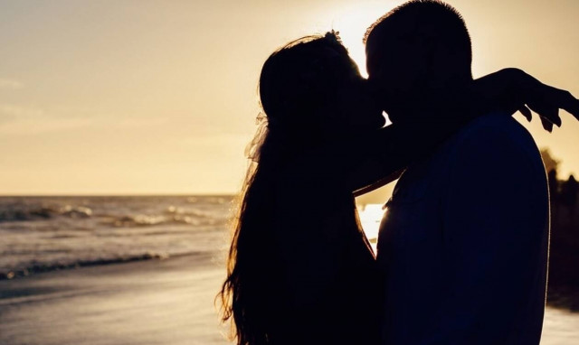 Τους έκαναν τσακωτούς: Τα «καυτά» φιλιά ζευγαριού της σόου μπιζ στην θάλασσα (pics)