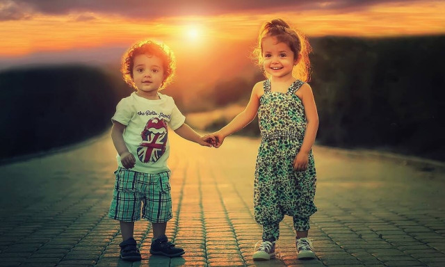 Ένα ψυχίατρος συμβουλεύει τους γονείς πώς να μεγαλώσουν ισορροπημένα παιδιά