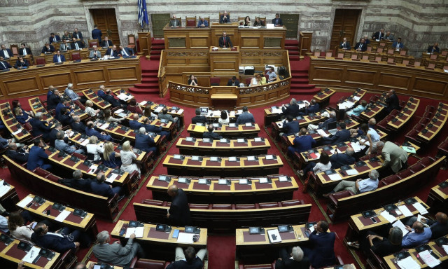 Άγρια κόντρα στη Βουλή για τα διπλώματα οδήγησης