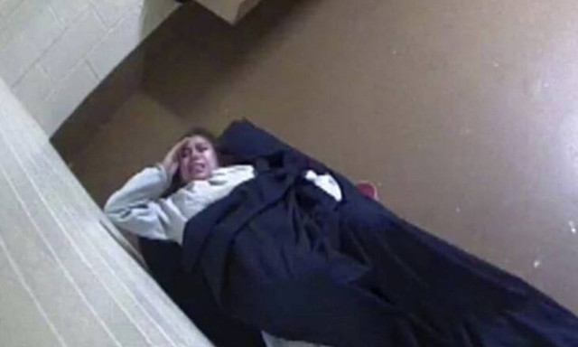 Σοκαριστικό video: Καλούσε σε βοήθεια αλλά την άφησαν να γεννήσει μόνη της