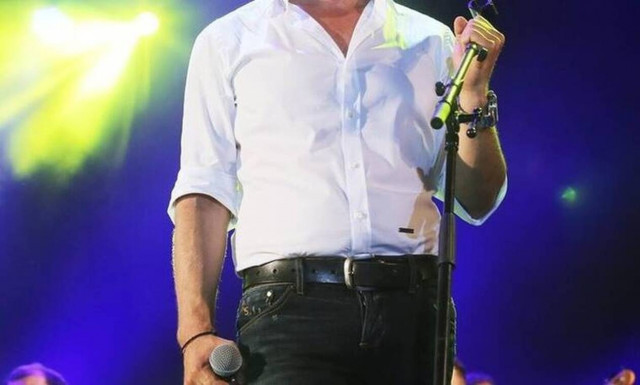 Έλληνας τραγουδιστής ανέβασε την πρώτη φωτογραφία με τους δύο γιους του 