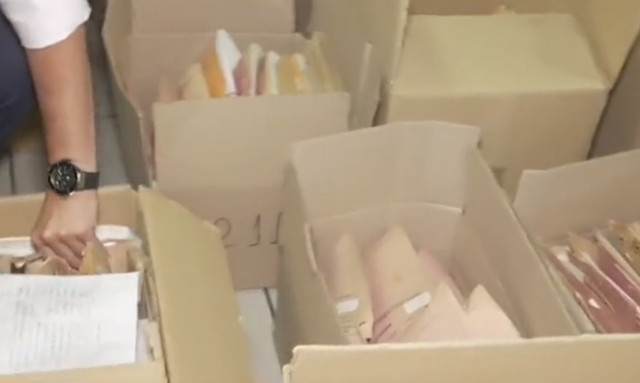 Στα υπόγεια του ΕΦΚΑ: Συντάξεις στα αζήτητα και σε κούτες από το… 2015 (vid)