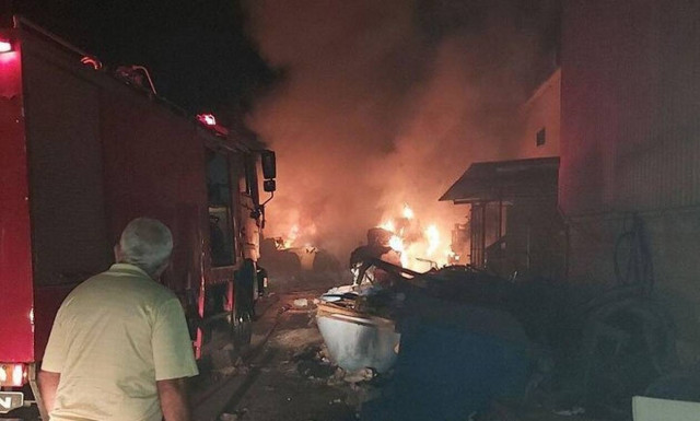 Ζάκυνθος: Μεγάλη φωτιά στις κτιριακές εγκαταστάσεις του ΦΟΔΣΑ (pics)