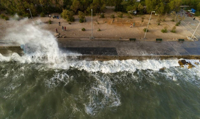Καιρός: Πέφτει σήμερα η θερμοκρασία - Παραμένουν οι ισχυροί άνεμοι (χάρτες)