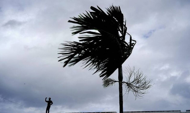 Τυφώνας... μαμούθ σφυροκοπά τις Μπαχάμες - Ο «Ντόριαν» έφτασε τα 280 χιλιόμετρα την ώρα! (vids)