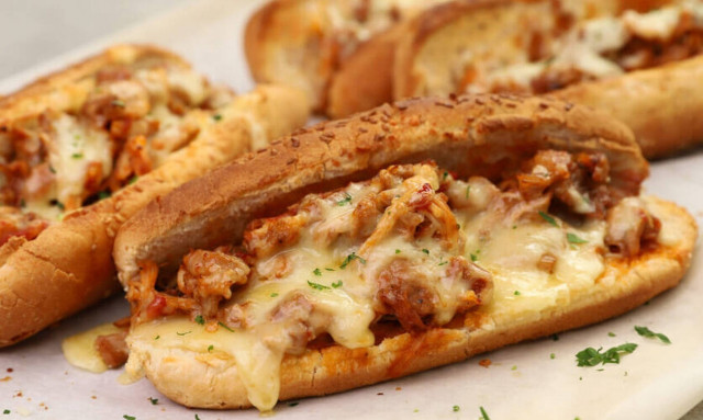 Η συνταγή της ημέρας: Sandwich με κοτόπουλο κοκκινιστό