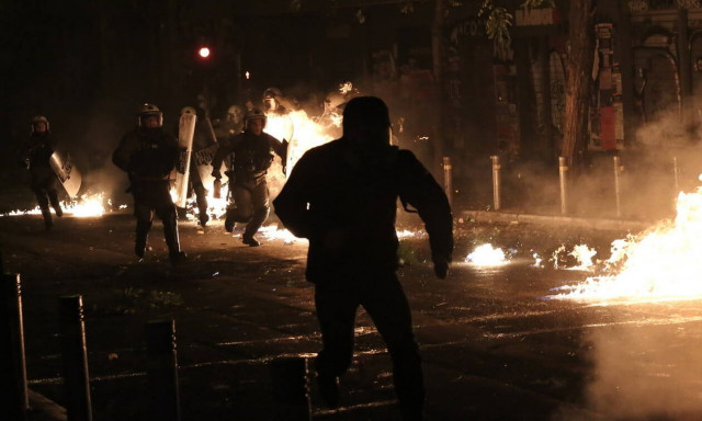 Εξάρχεια: Επίθεση με μολότοφ σε διμοιρία των ΜΑΤ