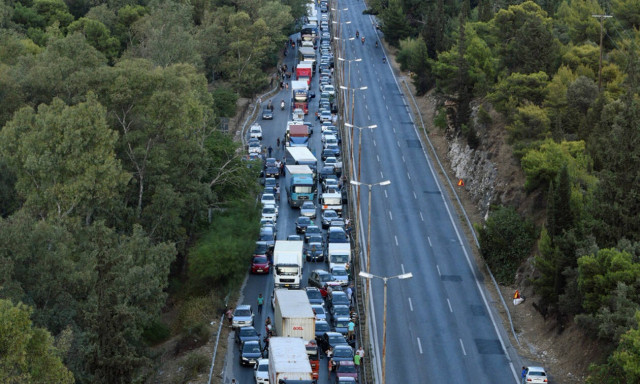 Εικόνες σοκ από το τροχαίο με νταλίκα στην Αθηνών - Κορίνθου: Ουρές χιλιομέτρων 