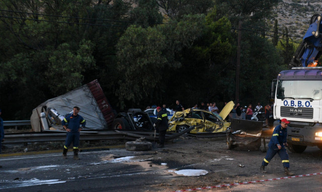 Τροχαίο στην Αθηνών - Κορίνθου: Αποκαστάθηκε η κυκλοφορία - Παραμένει στο σημείο η νταλίκα