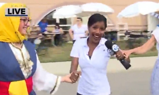 «Ζήτω η Ελλάς!» Τρελάθηκε η αμερικανίδα ρεπόρτερ με τους ελληνικούς χορούς! (vid)