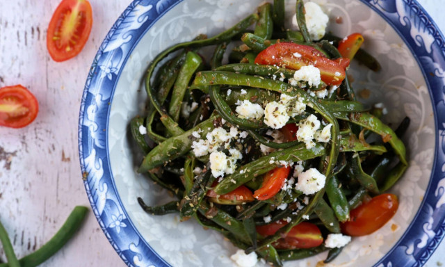 Πεντανόστιμη συνταγή για σαλάτα με αμπελοφάσουλα