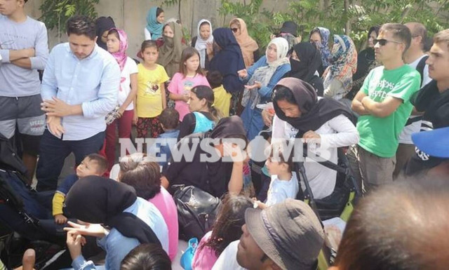 ΤΩΡΑ: Κλειστος ο παράδρομος της Αθηνών – Λαμίας λόγω συγκέντρωσης μεταναστών