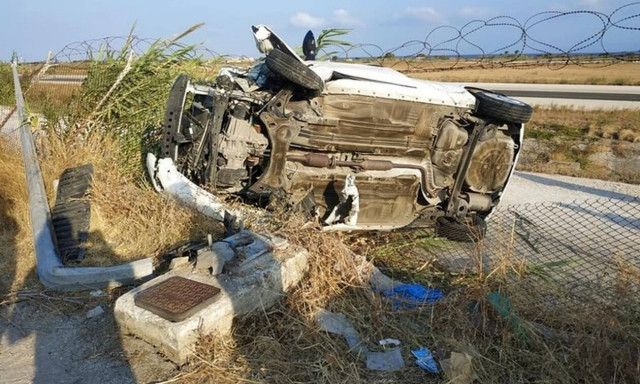 Απίστευτο τροχαίο στη Ρόδο: Έριξε κολώνα φωτισμού και έσπασε την περίφραξη του αεροδρομίου (pics)