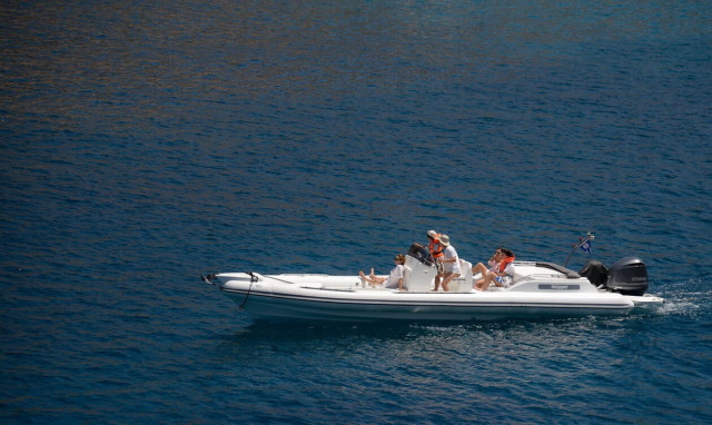 Περιπέτεια εν πλω: Ακυβέρνητο έμεινε τουριστικό σκάφος με έξι επιβαίνοντες