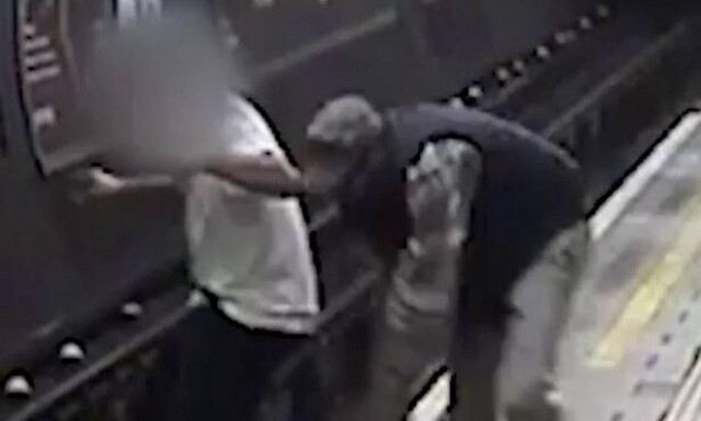 Βίντεο - ΣΟΚ: Τον έσπρωξε στις γραμμές του τρένου!