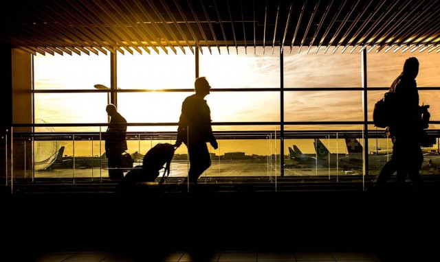 ΣΟΚ σε αεροδρόμιο όταν ανακάλυψαν τι έκρυβε στη χειραποσκευή της (pics)