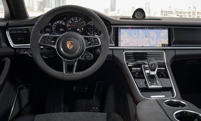 Δείτε πως άλλαξαν τα ταμπλό επτά πασίγνωστων μοντέλων με το πέρασμα των χρόνων