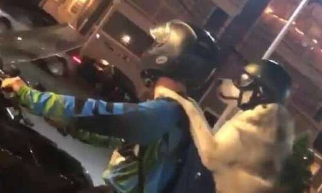 Για κοιτάξτε καλύτερα τον συνεπιβάτη ΑΥΤΗΣ της μηχανής… (vid)