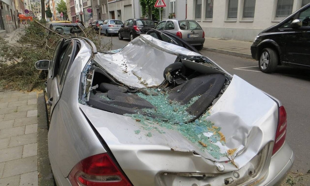 Απίστευτο: Δεν φαντάζεστε που πάρκαρε το αυτοκίνητό του για να το προστατέψει από τον τυφώνα Dorian