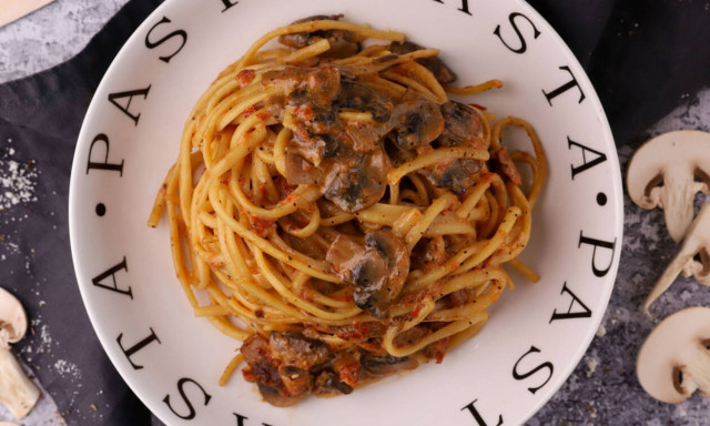 Η συνταγή της ημέρας: Λιγκουίνι με σάλτσα από λιαστές ντομάτες και μανιτάρια