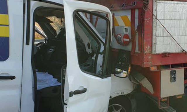 Τροχαίο στην Κορίνθου – Πατρών: Βανάκι «καρφώθηκε» σε φορτηγό (pics&vid)