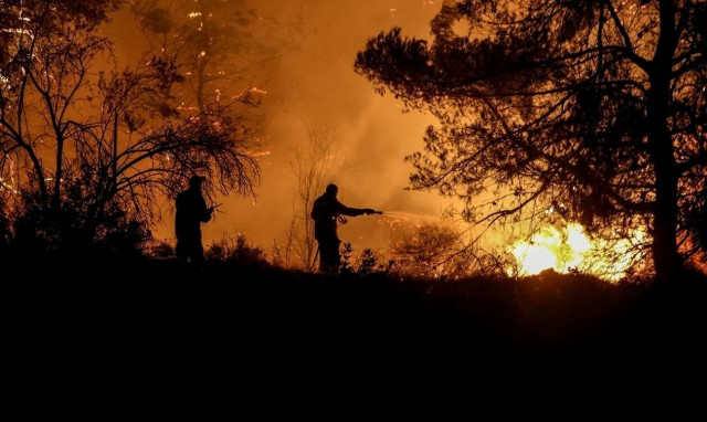 Φωτιά ΤΩΡΑ στη Νέα Μάκρη: Όλα δείχνουν εμπρησμό - Πολύ κοντά το μέτωπο με τα καμένα του Νέου Βουτζά
