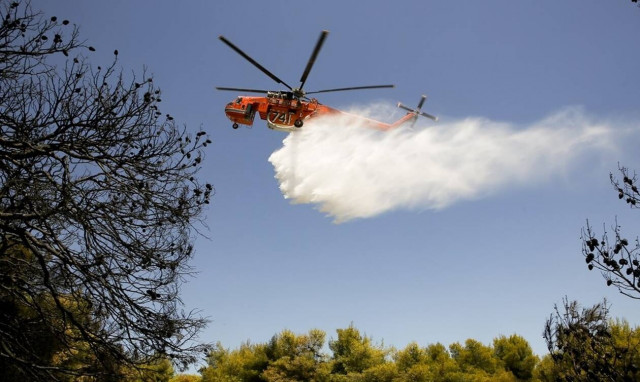 Φωτιά Νέα Μάκρη: Τη «χτυπούν» τα εναέρια μέσα – Πόρτα - πόρτα ενημέρωσαν τους κατοίκους 
