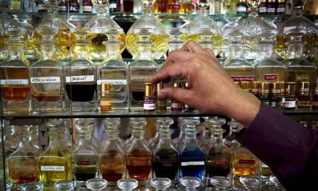 Τα λάθη που κάνει ένας άνδρας όταν βάζει το άρωμά του 