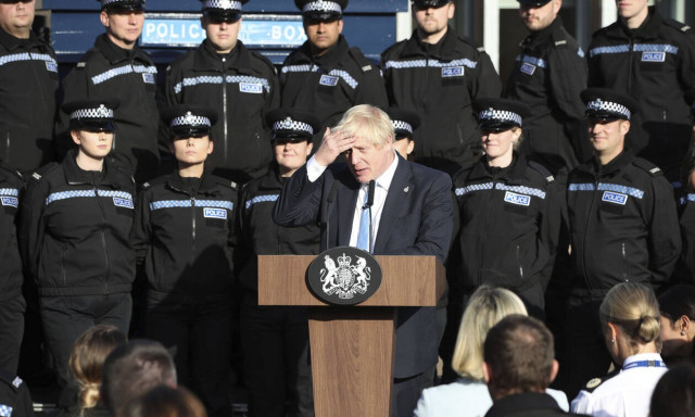 Κατέρρευσε αστυνομικός σε ομιλία του Τζόνσον – Η απίστευτη αντίδρασή του (vid)