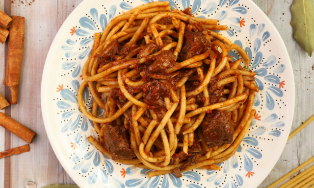 Μοσχαράκι κοκκινιστό με μαύρη μπίρα και χοντρά μακαρόνια