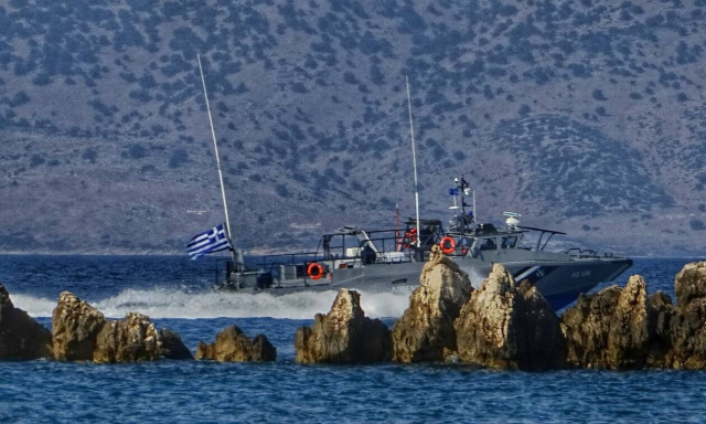 Twelve refugees and migrants and a dead woman located on Samos beach