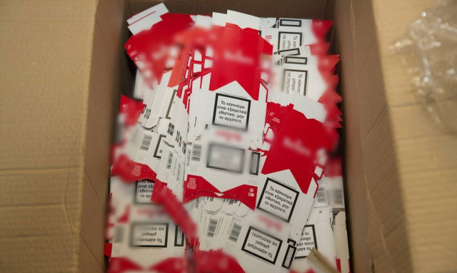 Επιχείρηση της ΕΛ.ΑΣ. για πρώτη φορά στο προαύλιο της ΑΣΟΕΕ: Τρεις συλλήψεις για λαθραία τσιγάρα