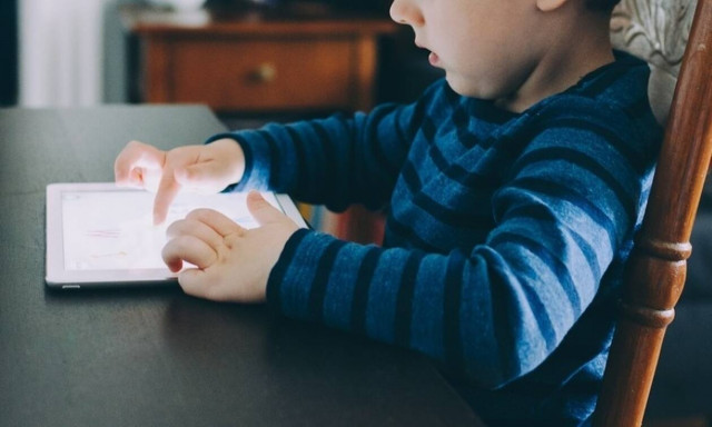 Δεκάχρονοι με smartphones - Το 60% των παιδιών στην Ελλάδα έχουν ανεξέλεγκτη πρόσβαση στο διαδίκτυο