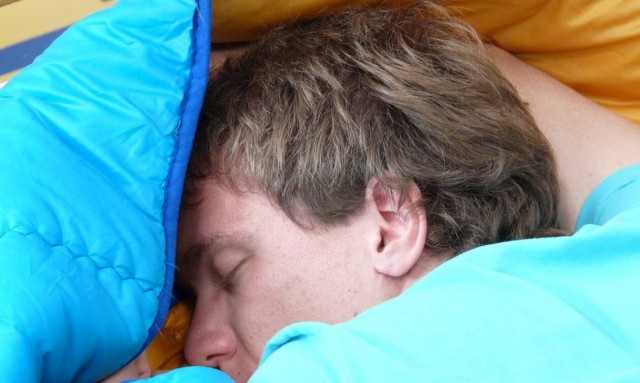 Και όμως μπορείς να «χτίσεις» μυς ακόμα και όταν κοιμάσαι – Δες τον τρόπο