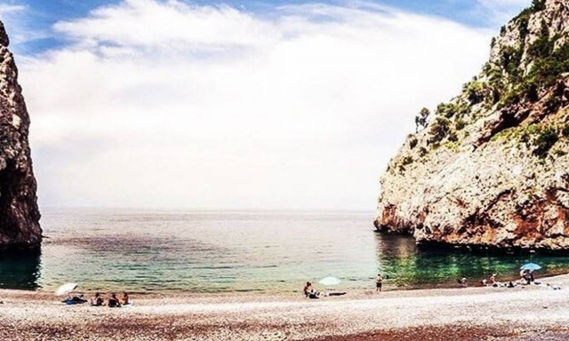 Αυτή την παραλία, λίγα χιλιόμετρα μακρυά από τη Χαλκίδα, την ερωτεύεσαι