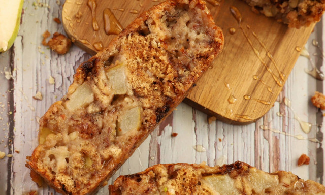 Η συνταγή της ημέρας: Κέικ με μπανάνα και αχλάδι