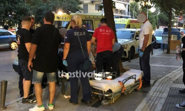 Άγριο ξύλο στο κέντρο της Θεσσαλονίκης για τα μάτια μιας κοπέλας (vid)