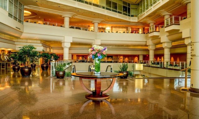 Φοβερή αγριότητα: Ξυλοδαρμός άνδρα από την ασφάλεια πολυτελούς ξενοδοχείου - Σκληρές εικόνες (pics)