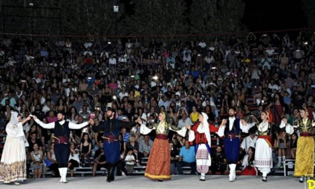 Ο Μαρτσάκης και οι Κουρήτες «σήκωσαν στο πόδι» χιλιάδες κόσμου στο Θέατρο Βράχων!